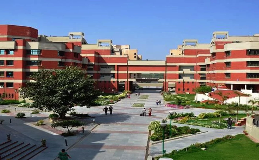 What is the fee structure for obtaining transcripts from GGS Indraprastha University?