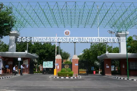 What documents are required to apply for transcripts at GGSIPU?